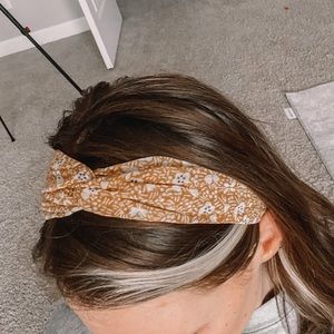 Yellow stretchy headband with flowers